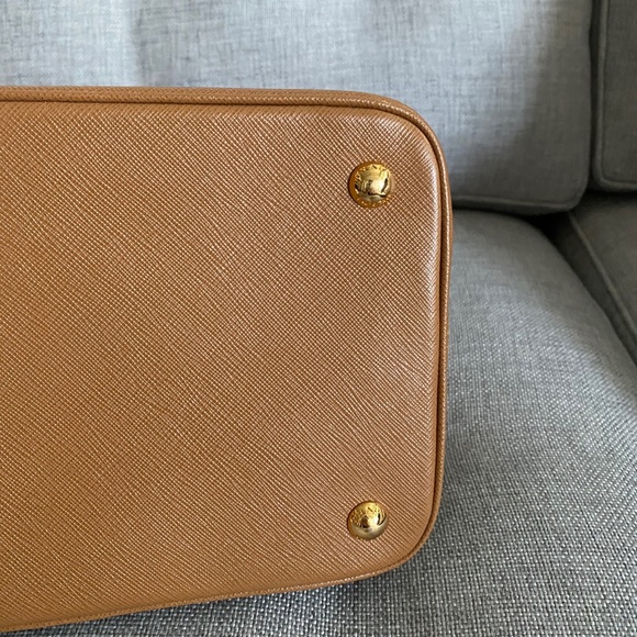 Authentic Prada Tote in Saffiano Lux. - Picture 8 of 15